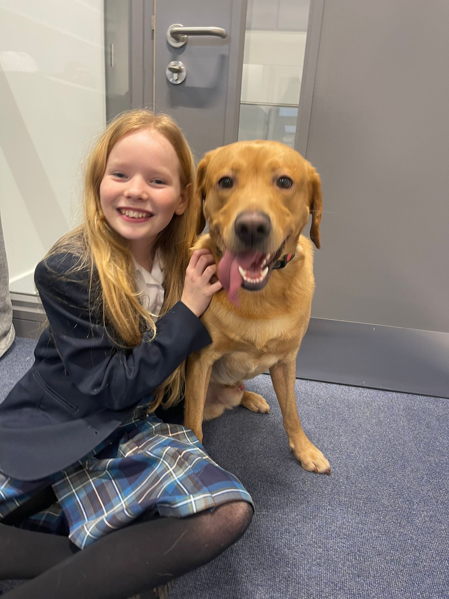 🐾Gus enjoys meeting some of our Year 7 students🐾